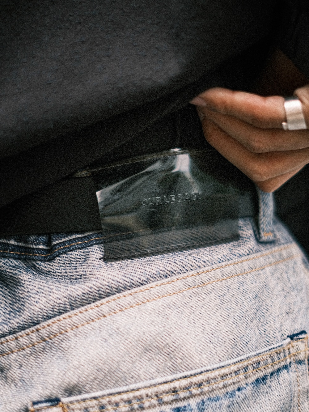 ブラック系のその他アウター、ブルー系のデニムパンツ、ブラック系のブーツを着用したメンズの秋コーディネートの3枚目の写真