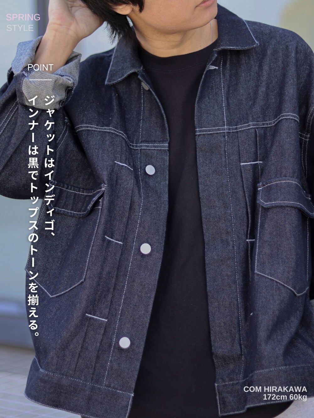 ブルー系のセットアップ、ブラック系のTシャツ/カットソー、グレー系のスウェットパンツを着用したメンズの春コーディネートの2枚目の写真