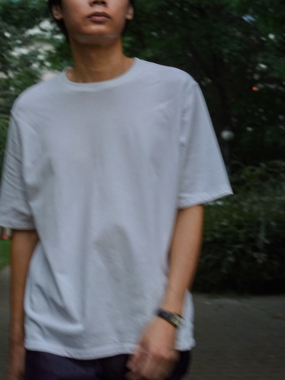 ホワイト系のTシャツ/カットソー、ブラック系のドレスシューズ、ブルー系のデニムパンツを着用したメンズの夏コーディネートの3枚目の写真
