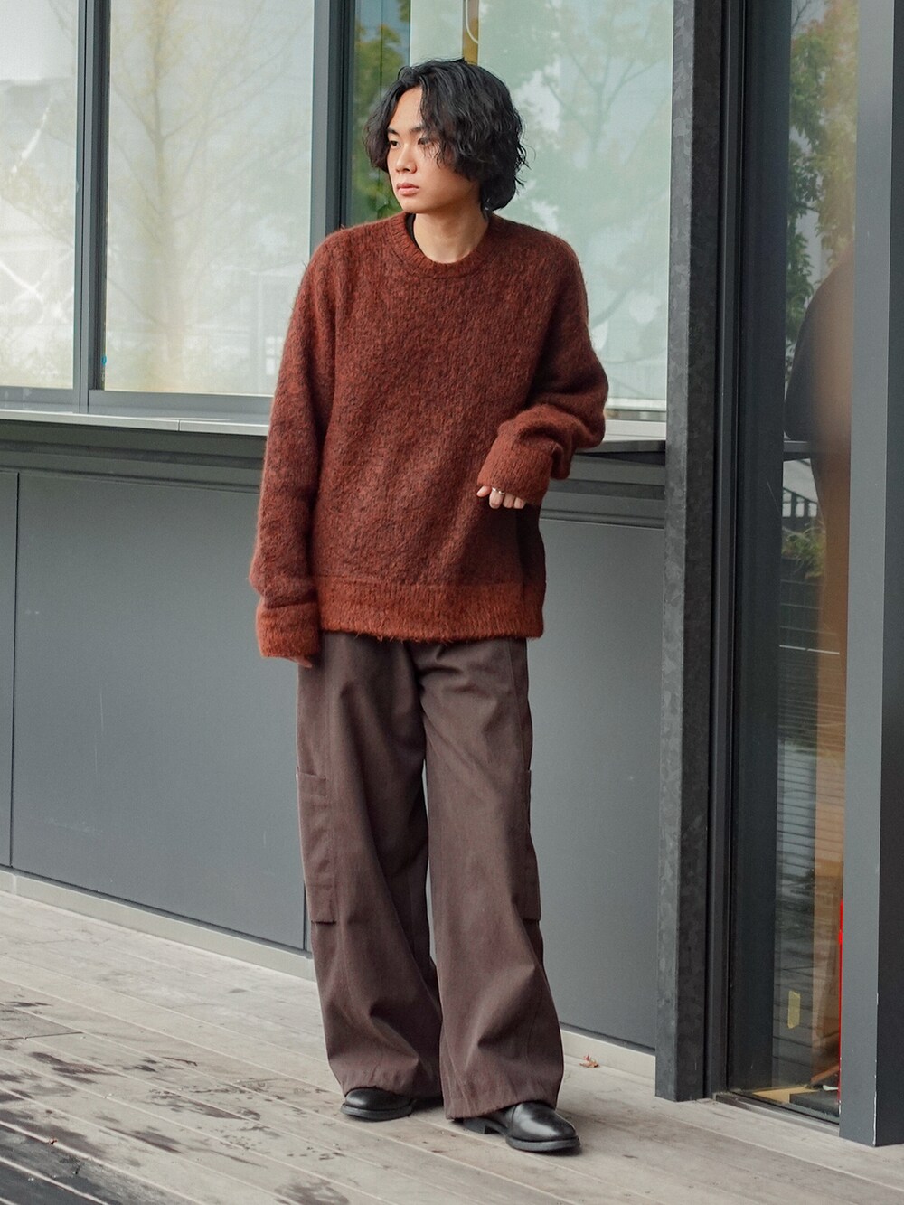 ブラック系のブーツ、ブラウン系のニット/セーター、ブラウン系のカーゴパンツを着用したメンズの秋コーディネートの2枚目の写真