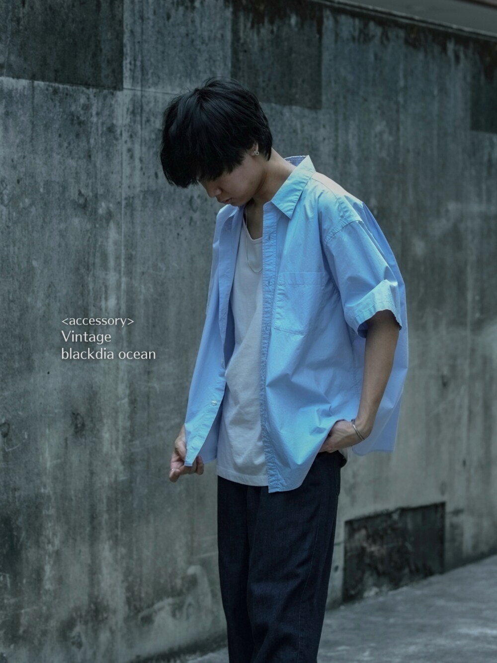 ブルー系のシャツ/ブラウス、グレー系のタンクトップ、ブルー系のデニムパンツを着用したメンズの夏コーディネートの4枚目の写真