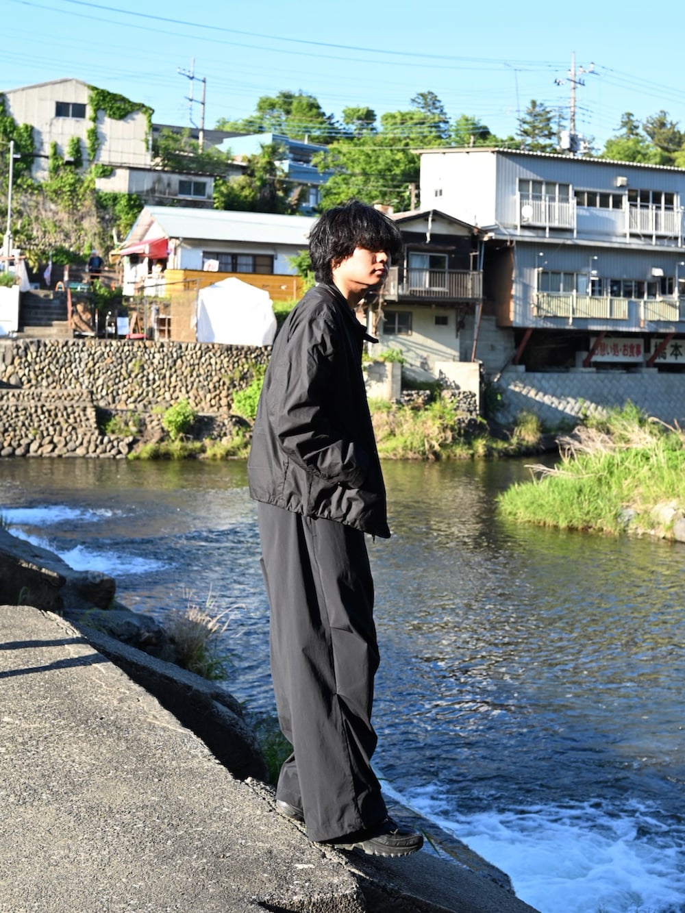 ブラック系のその他パンツ、ブルー系のシャツ/ブラウス、ブラック系のスニーカーを着用したメンズの春コーディネートの2枚目の写真
