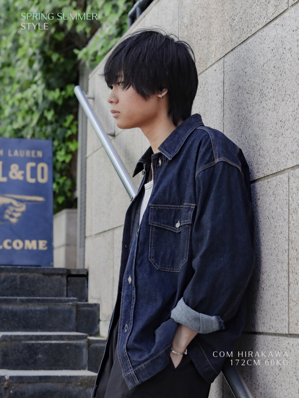 ブルー系のシャツ/ブラウス、グレー系のタンクトップ、ブラック系のカーゴパンツを着用したメンズの春コーディネートの2枚目の写真