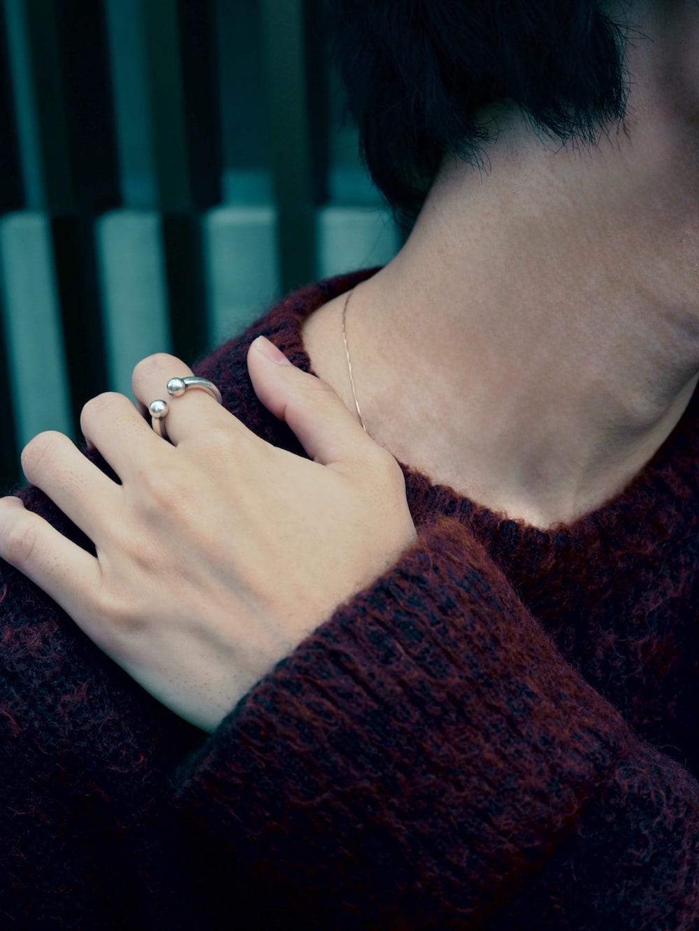 ブラック系のドレスシューズ、ブラウン系のニット/セーター、ブルー系のデニムパンツを着用したメンズの冬コーディネートの3枚目の写真