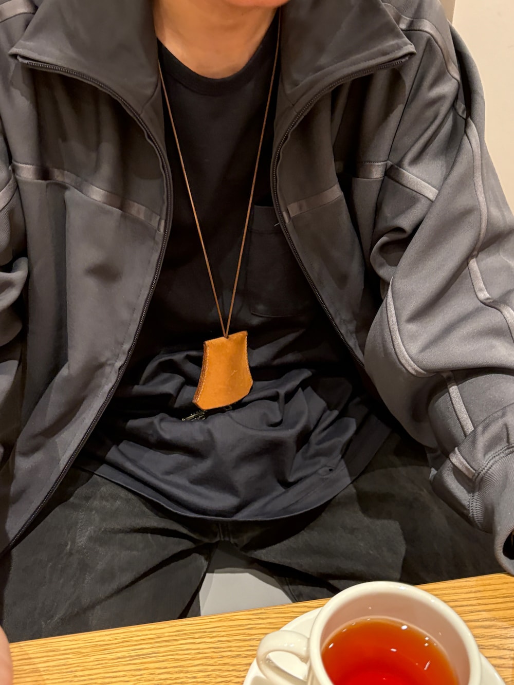 ブラック系のデニムパンツ、グレー系のジャケット/アウター、グレー系のTシャツ/カットソーを着用したメンズの春コーディネートの2枚目の写真