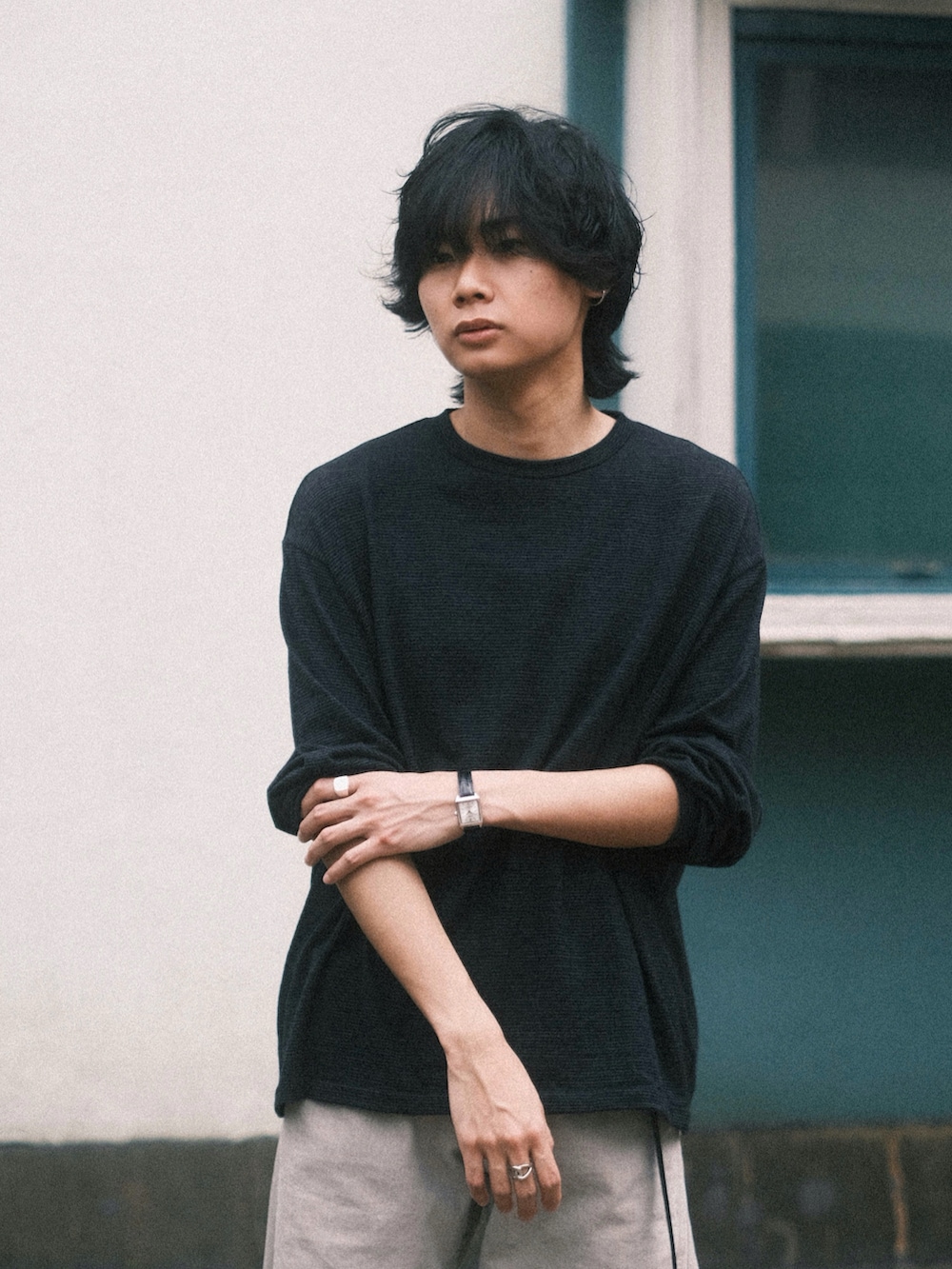 ブラック系のTシャツ/カットソー、ベージュ系のデニムパンツ、ブラック系のスニーカーを着用したメンズの夏コーディネートの2枚目の写真