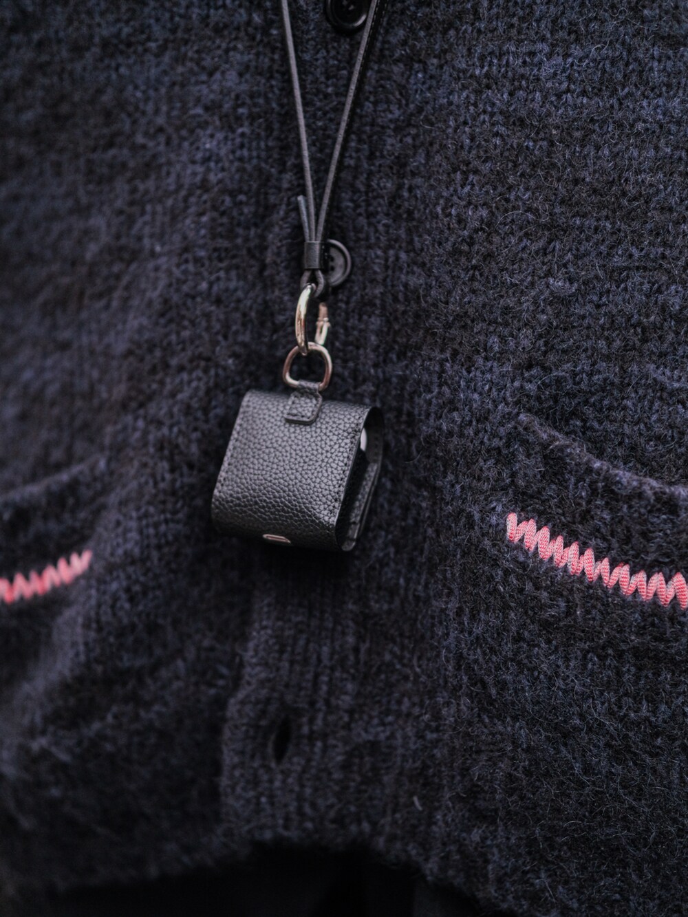 グレー系のダウンジャケット/コート、ブラック系のカーディガン/ボレロ、ブラック系のミリタリージャケットを着用したメンズの冬コーディネートの3枚目の写真