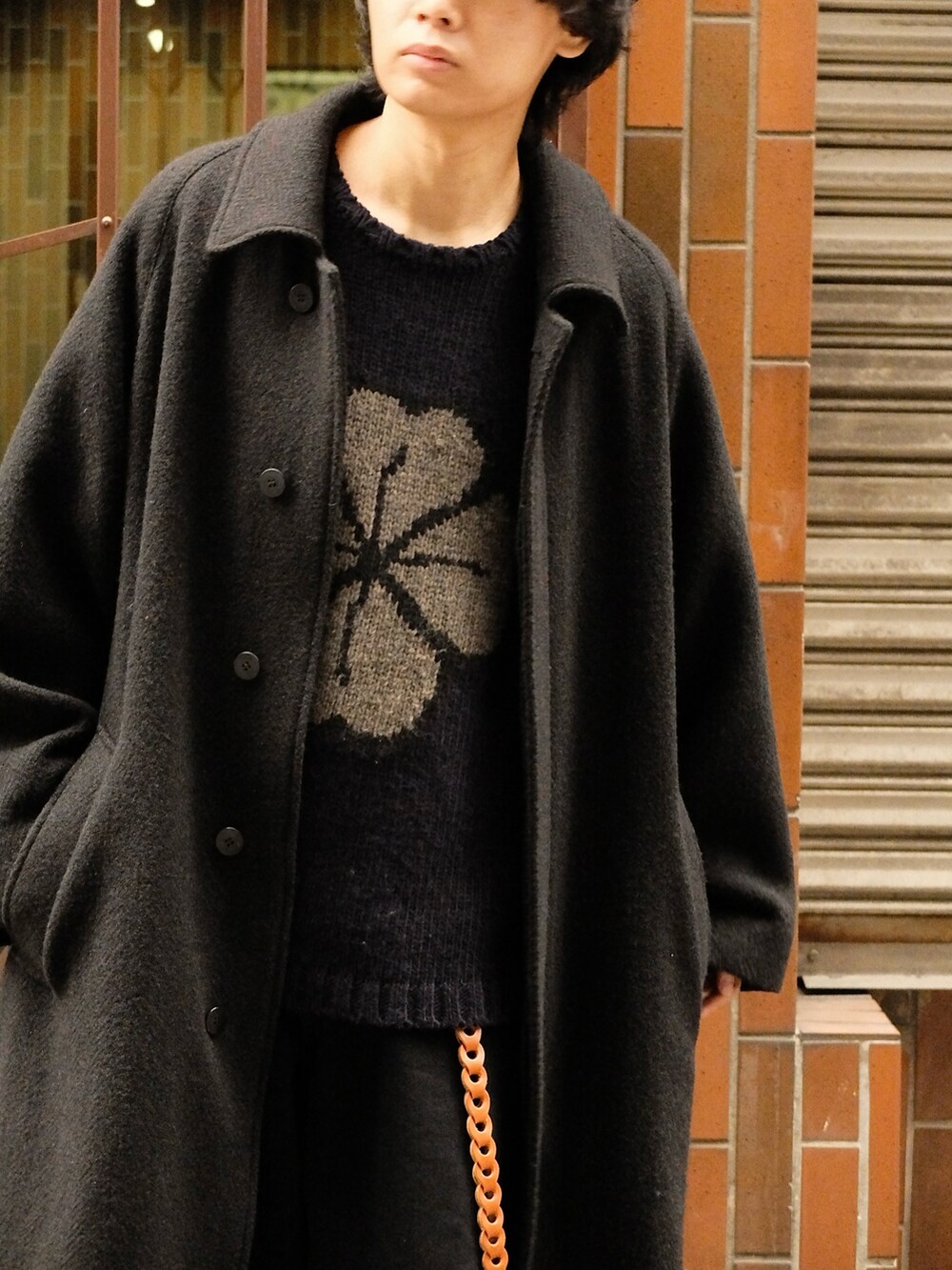 ブルー系のニット/セーター、ブラック系のその他アウター、ブラック系のデニムパンツを着用したメンズの冬コーディネートの2枚目の写真