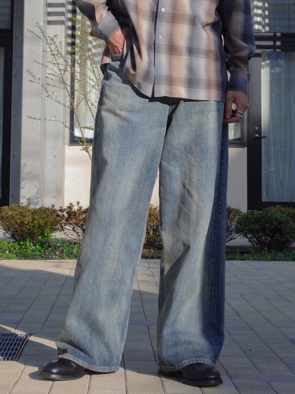 ブラック系のブーツ、ブルー系のデニムパンツ、ブルー系のシャツ/ブラウスを着用したメンズの春コーディネートの3枚目の写真