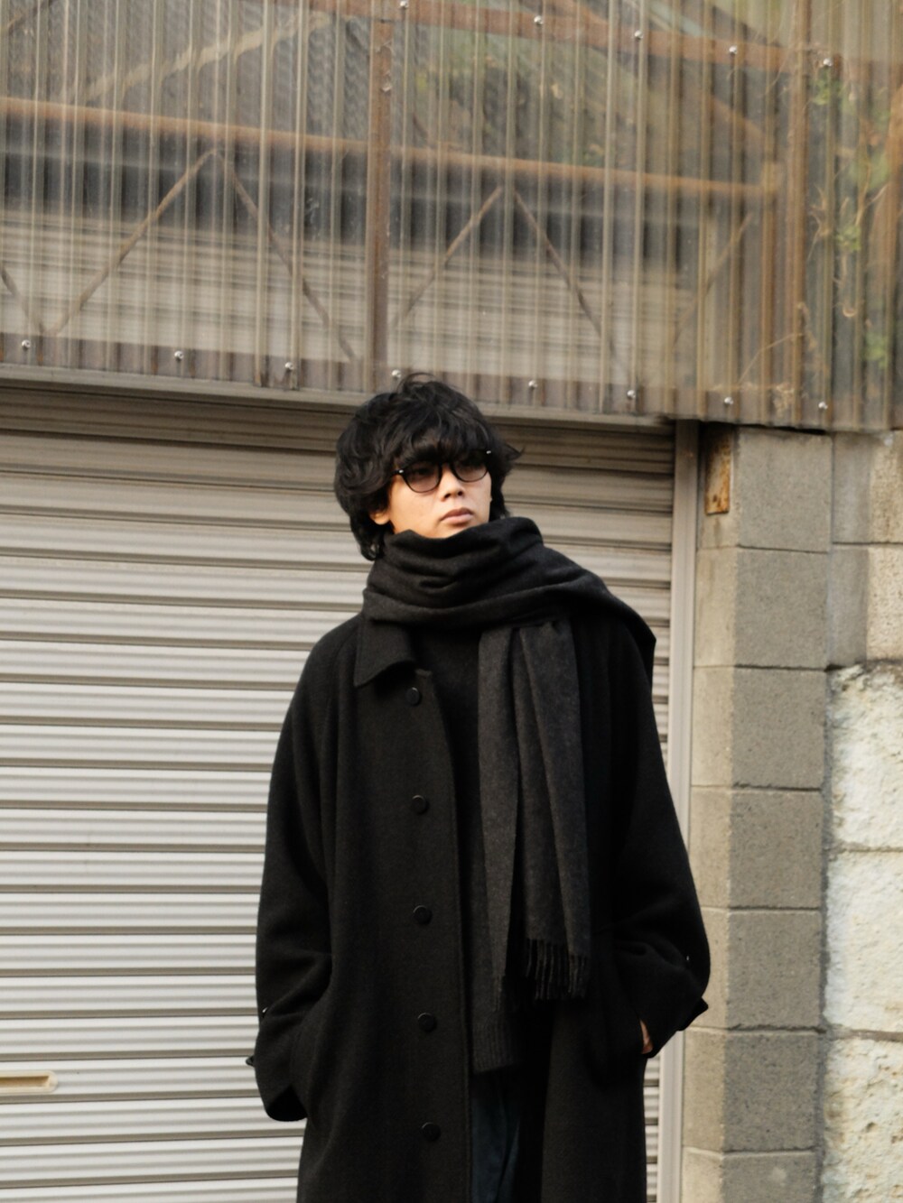 ブラック系のその他アウター、ブルー系のデニムパンツ、ブラック系のブーツを着用したメンズの冬コーディネートの2枚目の写真