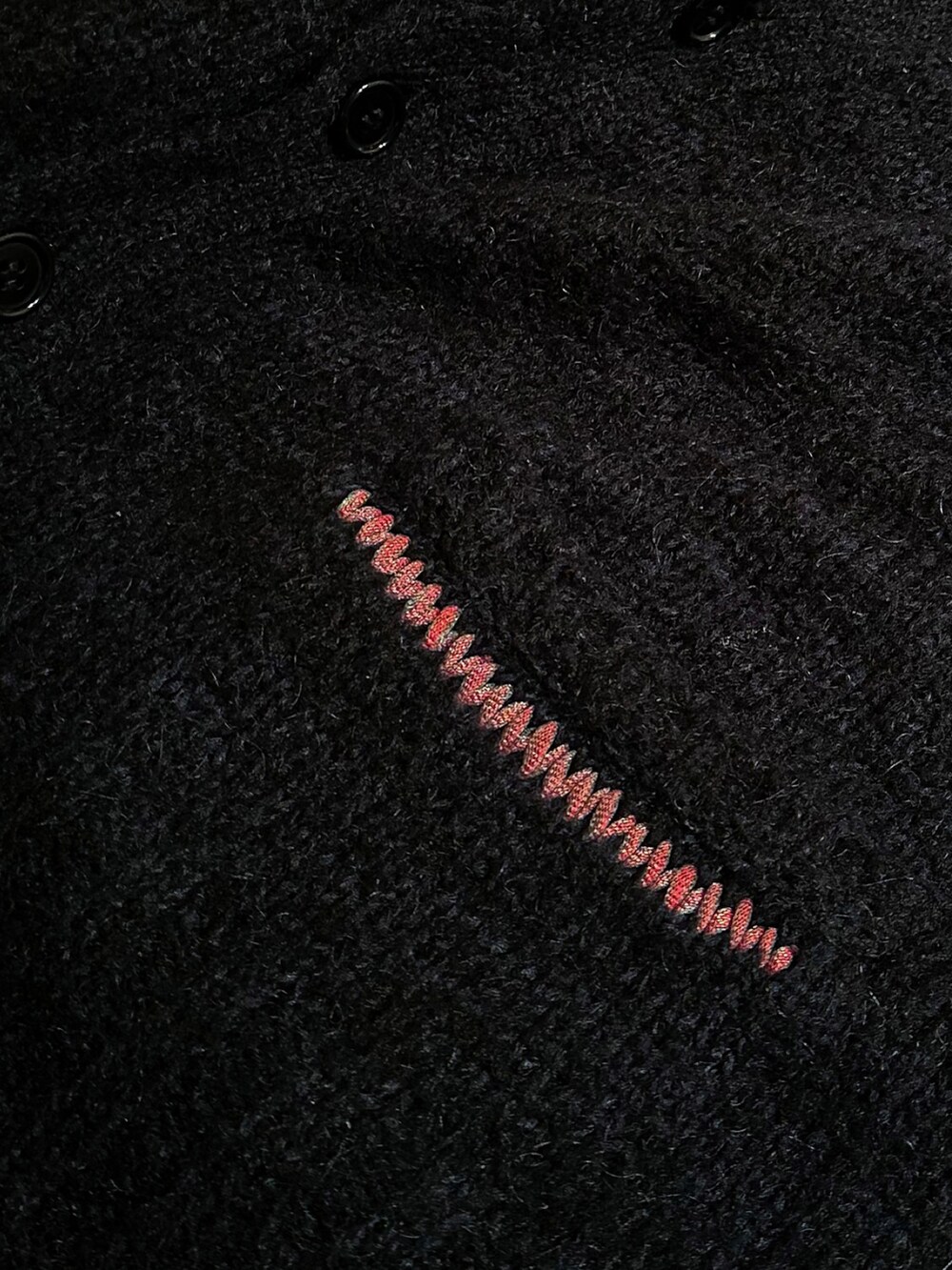 ブラック系のカーディガン/ボレロ、ホワイト系のシャツ/ブラウス、ブルー系のデニムパンツを着用したメンズの冬コーディネートの4枚目の写真