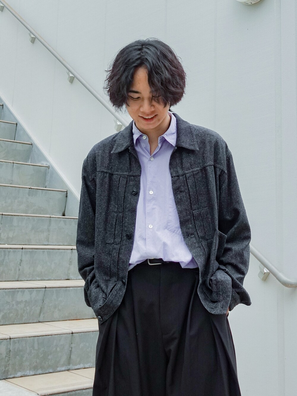 ブルー系のシャツ/ブラウス、ブラック系のデニムジャケット、ブラック系のスラックスを着用したメンズの秋コーディネートの2枚目の写真