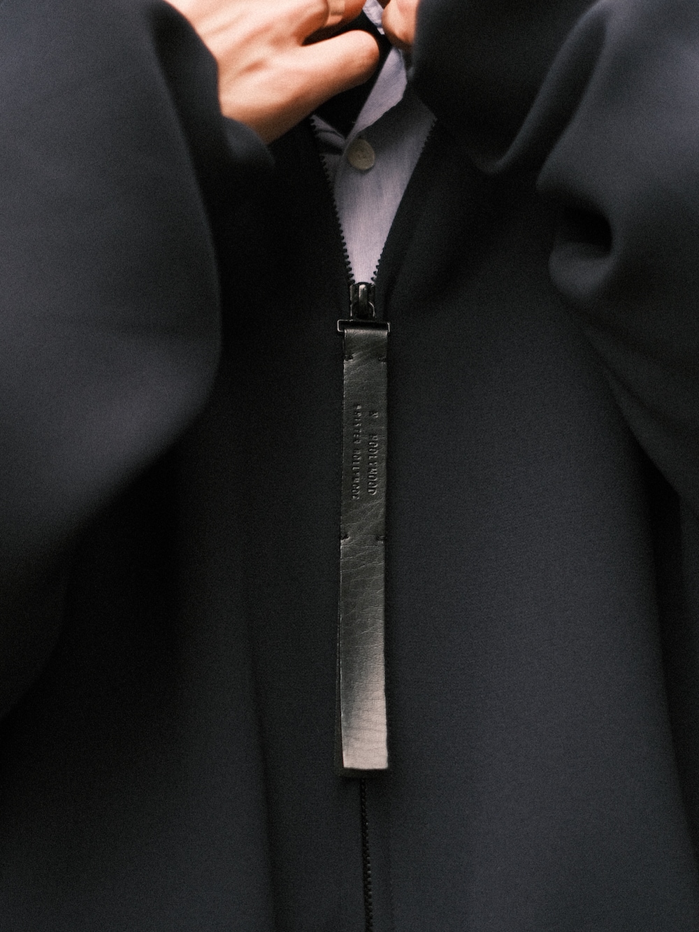 ブルー系のブルゾン、ブラック系のデニムパンツ、ブラック系のスニーカーを着用したメンズの春コーディネートの2枚目の写真