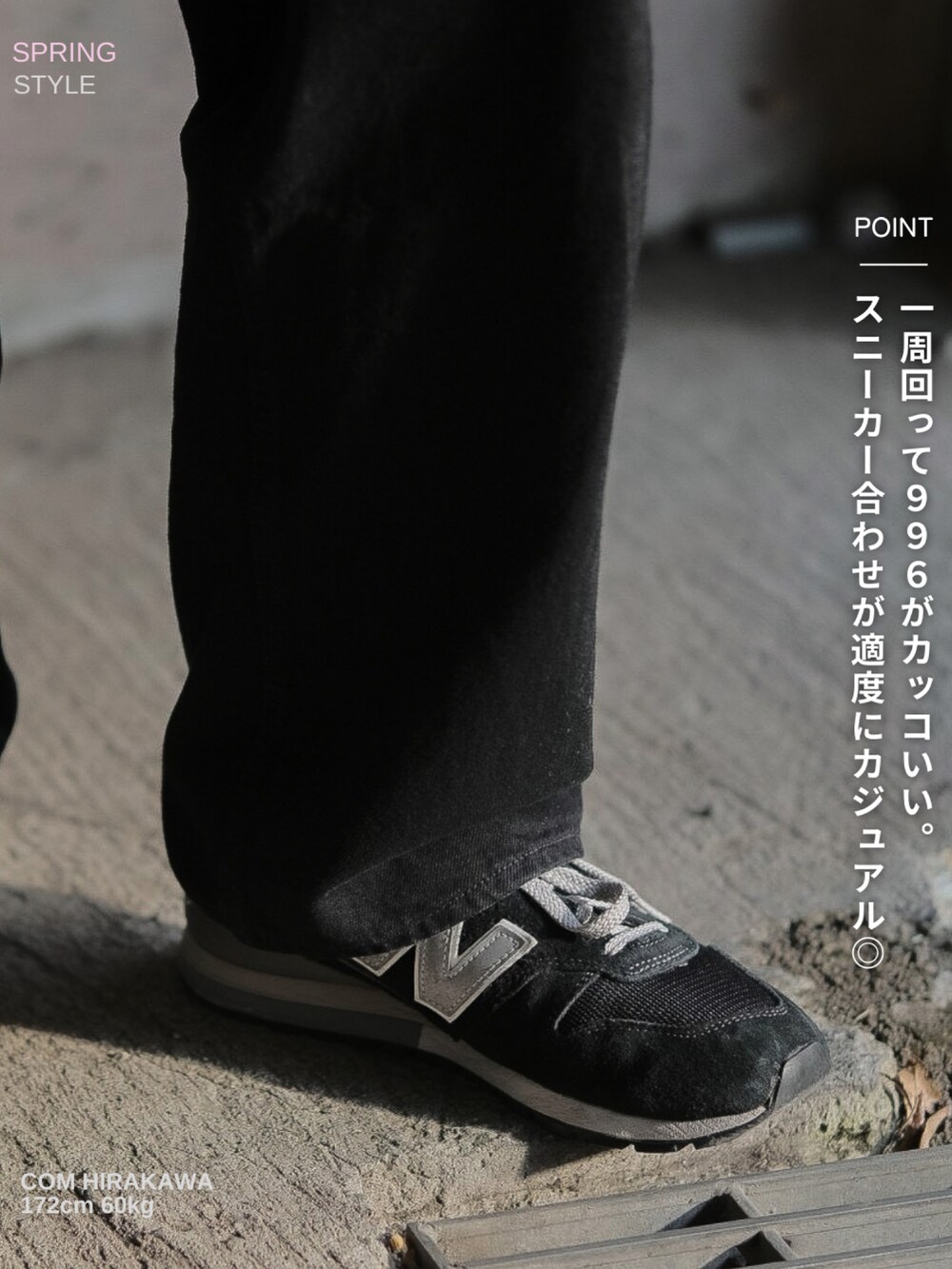 グレー系のブルゾン、ブラック系のミリタリージャケット、ブラック系のデニムパンツを着用したメンズの春コーディネートの4枚目の写真