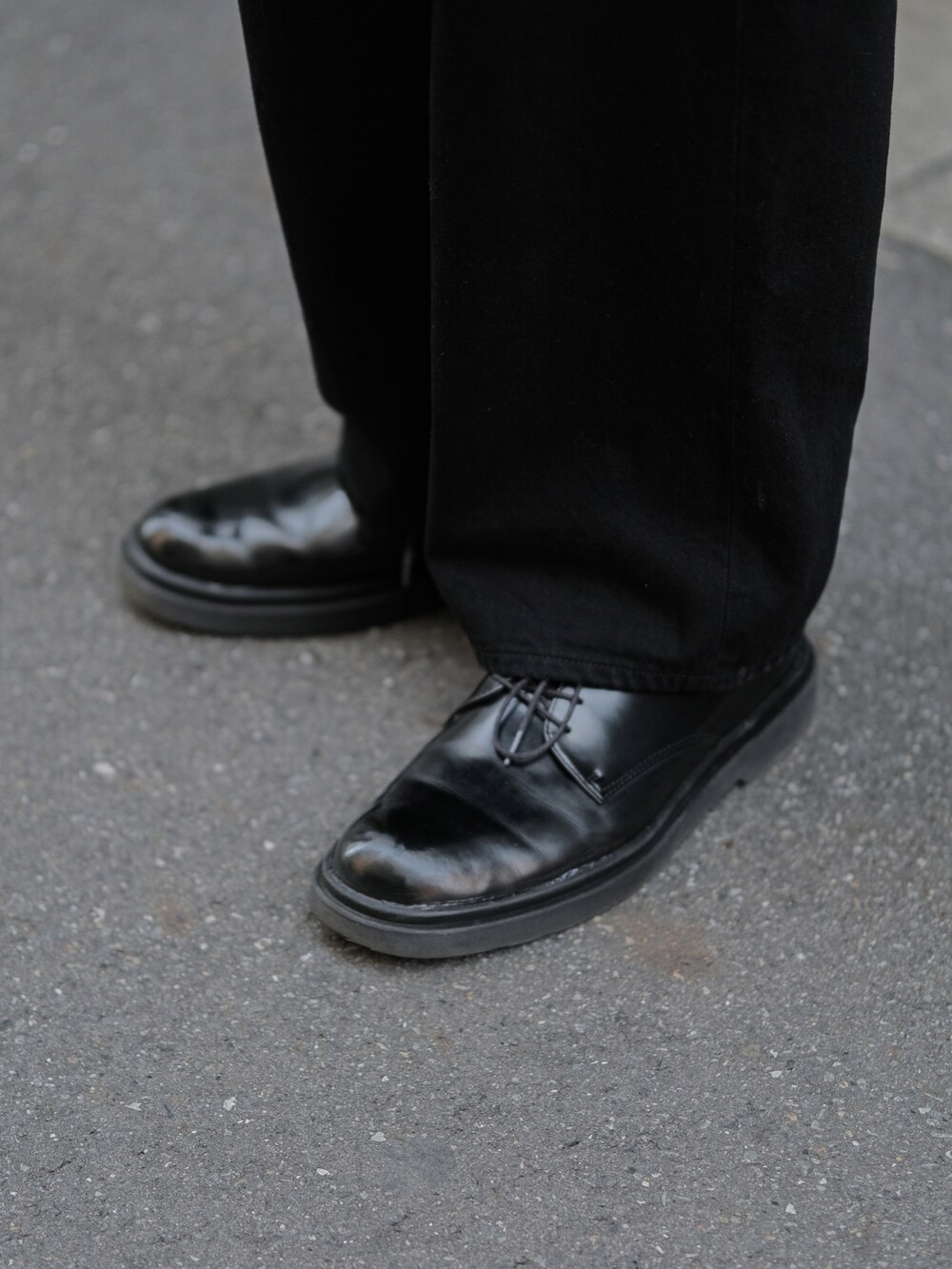 オレンジ系のシャツ/ブラウス、グレー系のTシャツ/カットソー、ブラック系のデニムパンツを着用したメンズの春コーディネートの5枚目の写真