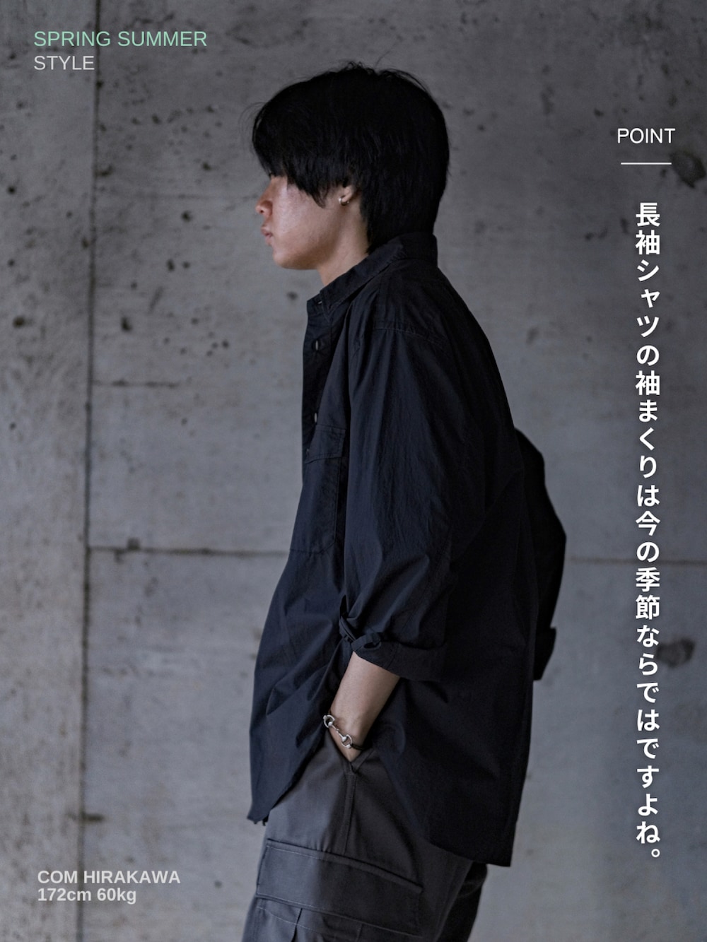 ブラック系のシャツ/ブラウス、グリーン系のカーゴパンツ、ブラック系のドレスシューズを着用したメンズの春コーディネートの4枚目の写真