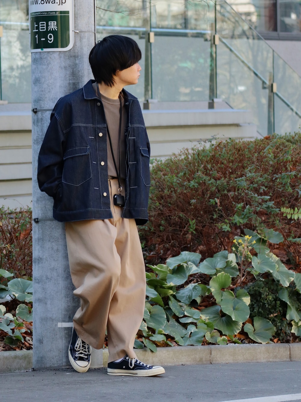 ブルー系のセットアップ、ブラウン系のTシャツ/カットソー、ベージュ系のその他パンツを着用したメンズの春コーディネートの2枚目の写真