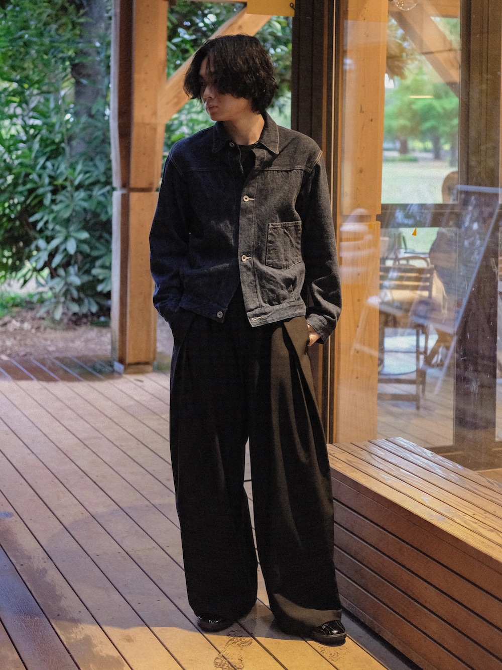 ブラック系のスラックス、ブラック系のTシャツ/カットソー、ブラック系のスニーカーを着用したメンズの秋コーディネートの3枚目の写真