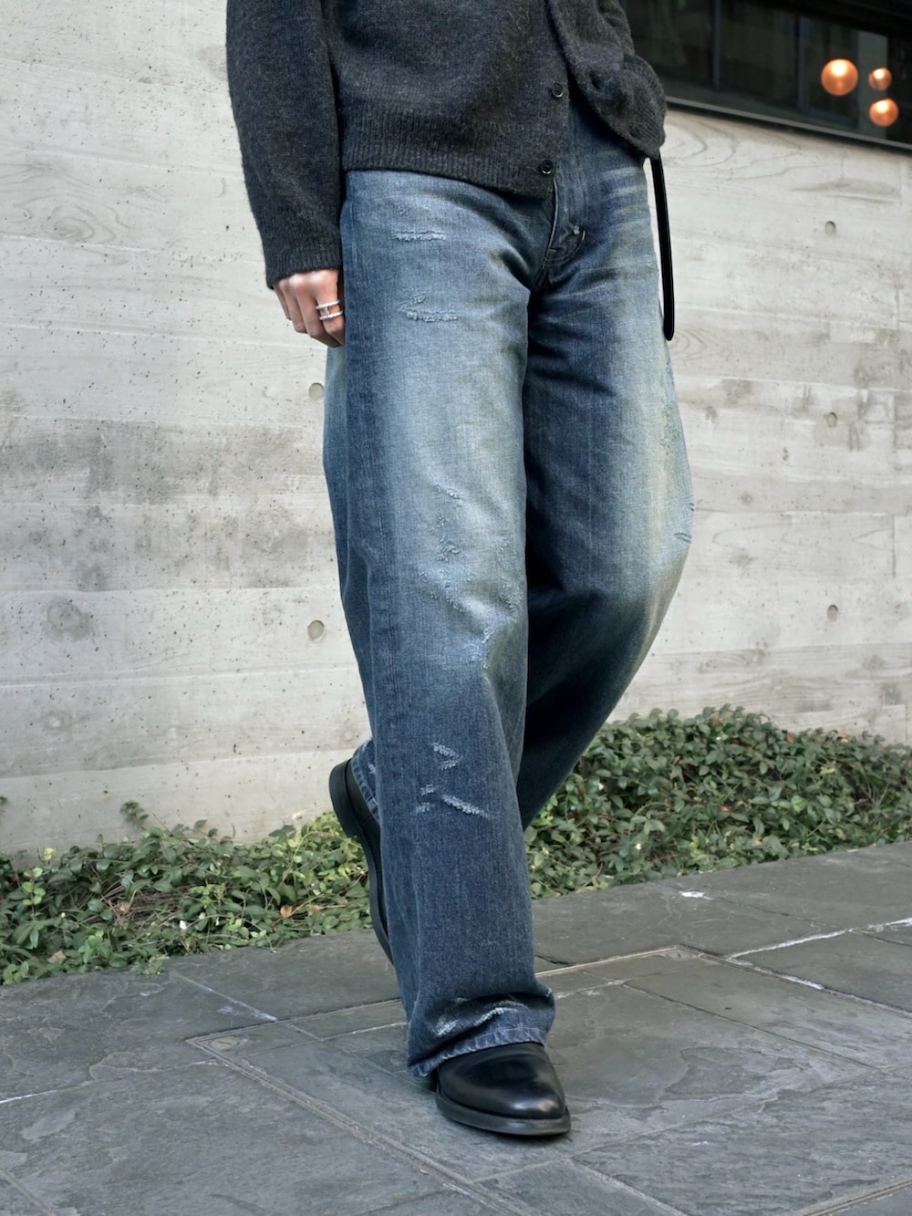 ブラック系のブーツ、ブラック系のカーディガン/ボレロ、ブルー系のデニムパンツを着用したメンズの冬コーディネートの2枚目の写真