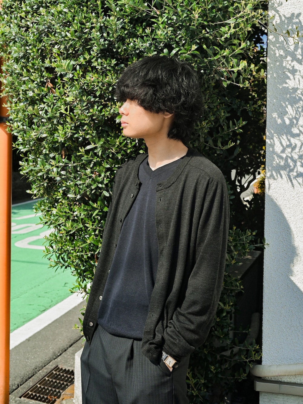 ブラック系のブーツ、ブラック系のニット/セーター、ブラック系のカーディガン/ボレロを着用したメンズの春コーディネートの2枚目の写真