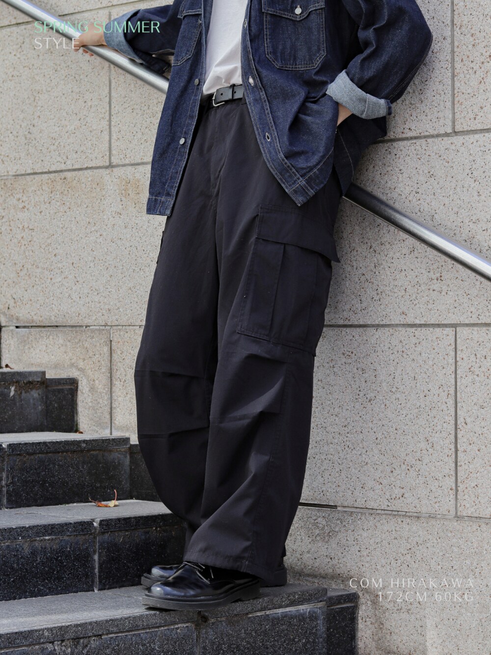 ブルー系のシャツ/ブラウス、グレー系のタンクトップ、ブラック系のカーゴパンツを着用したメンズの春コーディネートの3枚目の写真