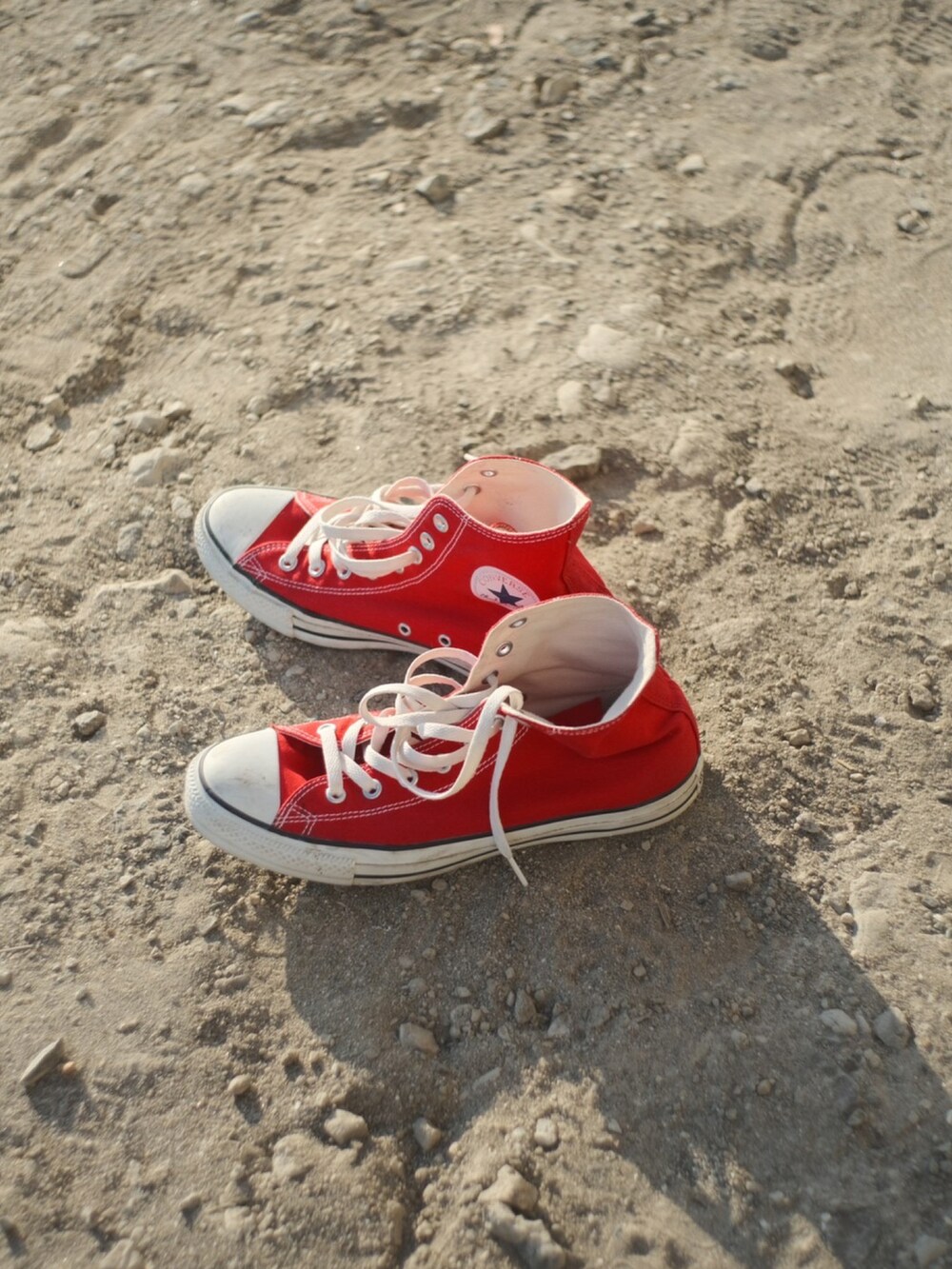 ブラック系のカーディガン/ボレロ、ホワイト系のシャツ/ブラウス、ブルー系のデニムパンツを着用したメンズの冬コーディネートの3枚目の写真