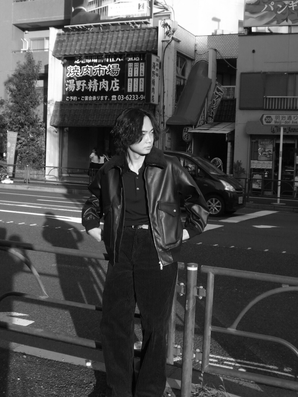 ブラック系のブルゾン、ブラック系のスニーカー、ブルー系のポロシャツを着用したメンズの秋コーディネートの3枚目の写真