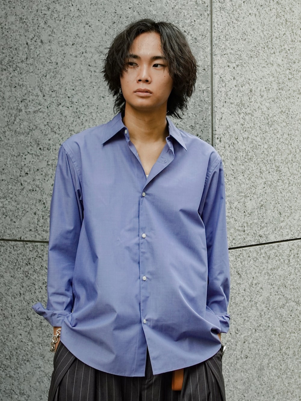 ブルー系のシャツ/ブラウス、ホワイト系のタンクトップ、グレー系のスラックスを着用したメンズの秋コーディネートの3枚目の写真