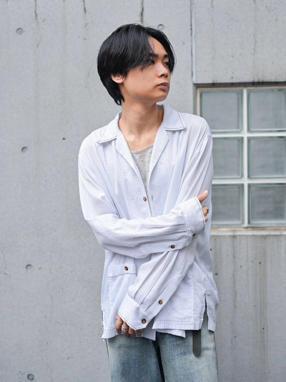 ブラック系のドレスシューズ、ブルー系のデニムパンツ、ホワイト系のシャツ/ブラウスを着用したメンズの秋コーディネートの2枚目の写真