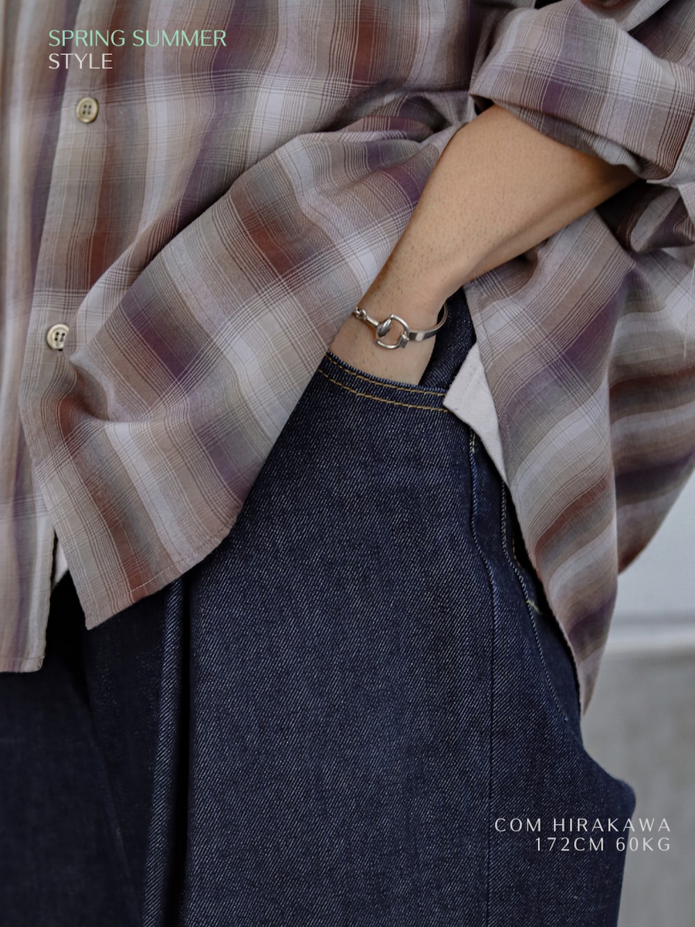 ブラウン系のシャツ/ブラウス、ブルー系のデニムパンツ、ブラック系のスニーカーを着用したメンズの春コーディネートの5枚目の写真