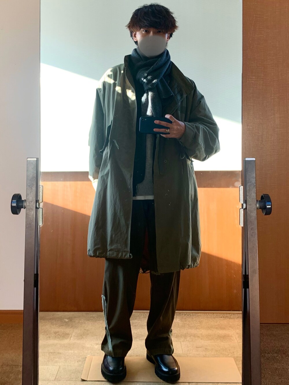 グレー系のブルゾン、グレー系のニット/セーター、グリーン系のカーゴパンツを着用したメンズの冬コーディネートの2枚目の写真