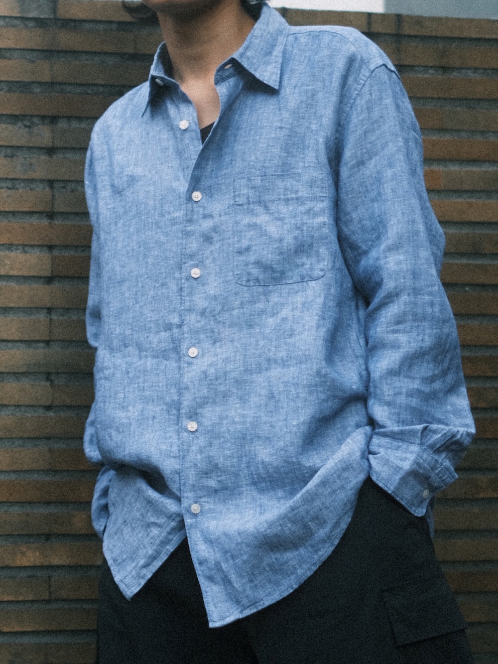 ブルー系のシャツ/ブラウス、ブラック系のカーゴパンツ、ブラック系のスニーカーを着用したメンズの春コーディネートの2枚目の写真