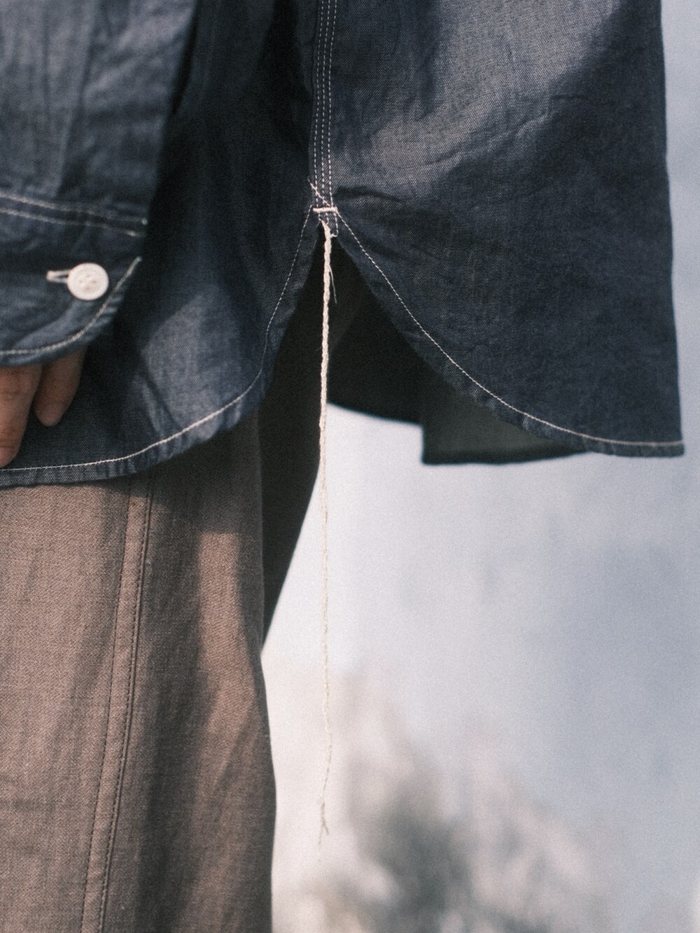ブルー系のシャツ/ブラウス、グリーン系のカーゴパンツ、ブラック系のTシャツ/カットソーを着用したメンズの夏コーディネートの3枚目の写真
