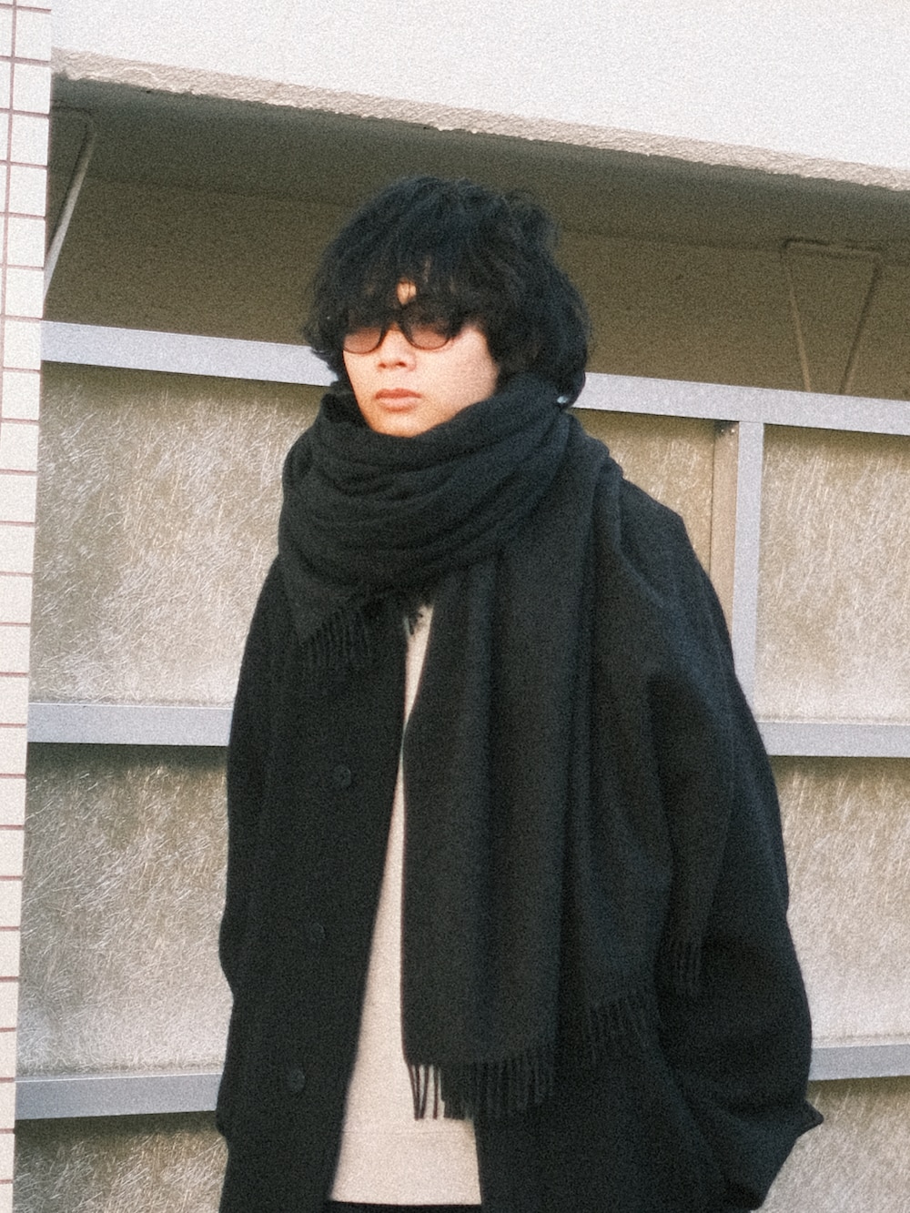 ブルー系のデニムパンツ、ブラック系のその他アウター、グレー系のスウェットを着用したメンズの春コーディネートの2枚目の写真