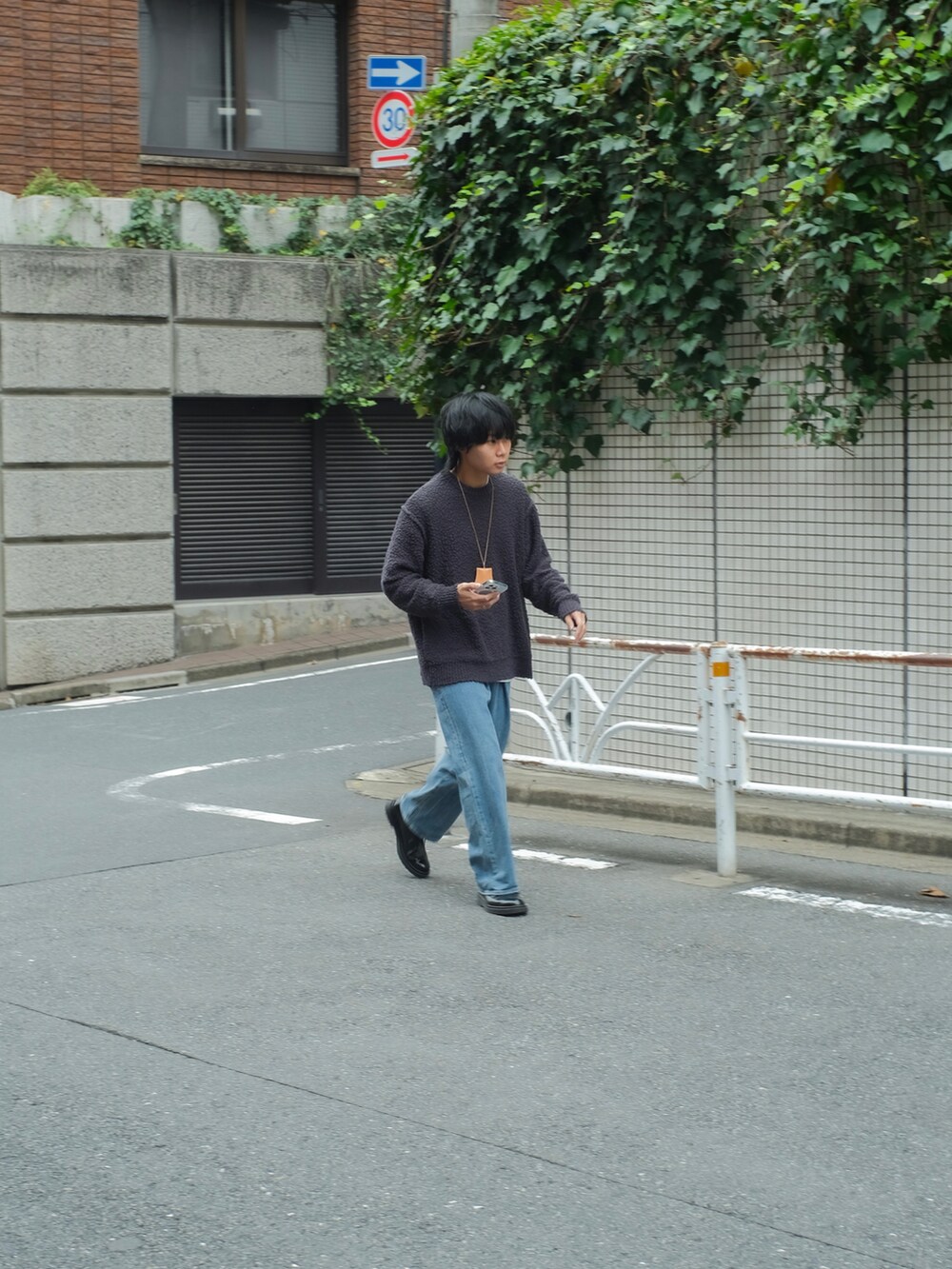 ブルー系のニット/セーター、ブルー系のデニムパンツ、ブラック系のドレスシューズを着用したメンズの秋コーディネートの3枚目の写真