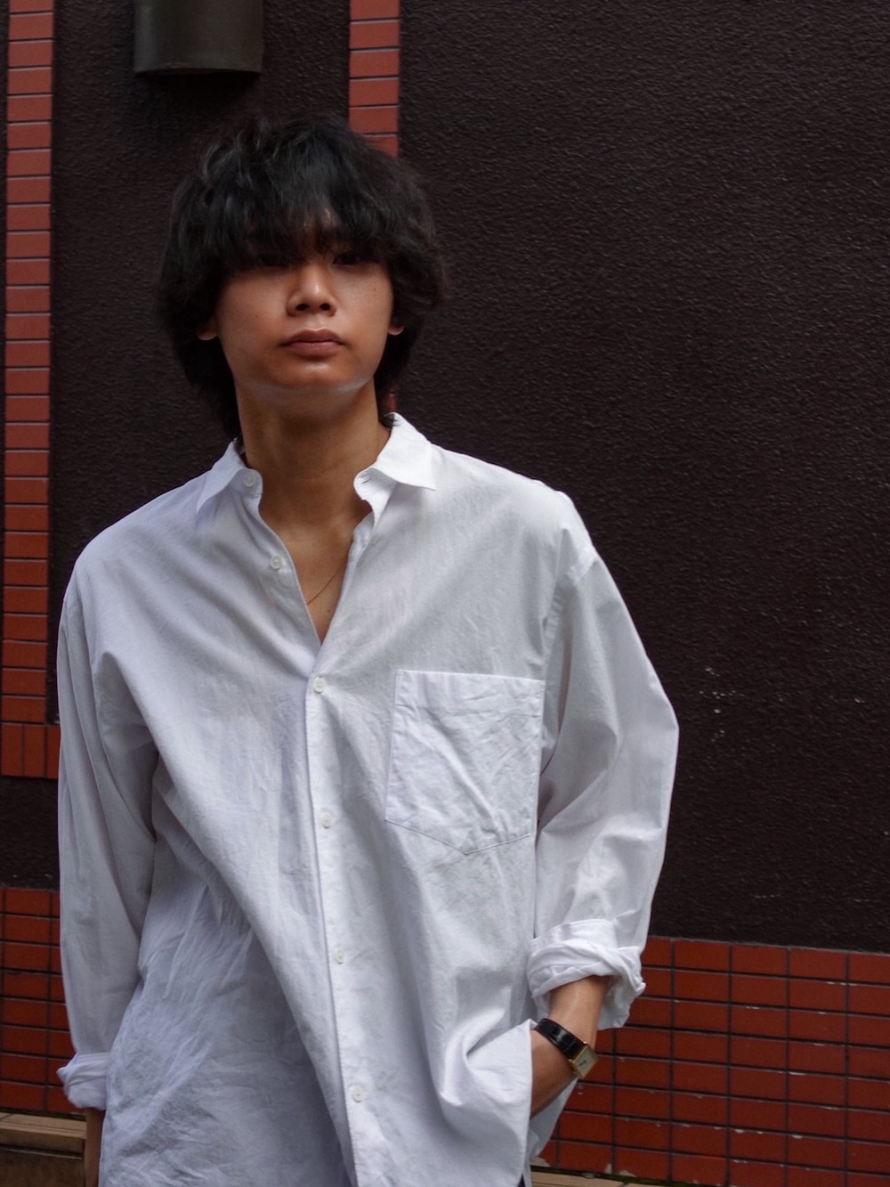 ブラック系のブーツ、ホワイト系のシャツ/ブラウス、ブルー系のデニムパンツを着用したメンズの春コーディネートの4枚目の写真