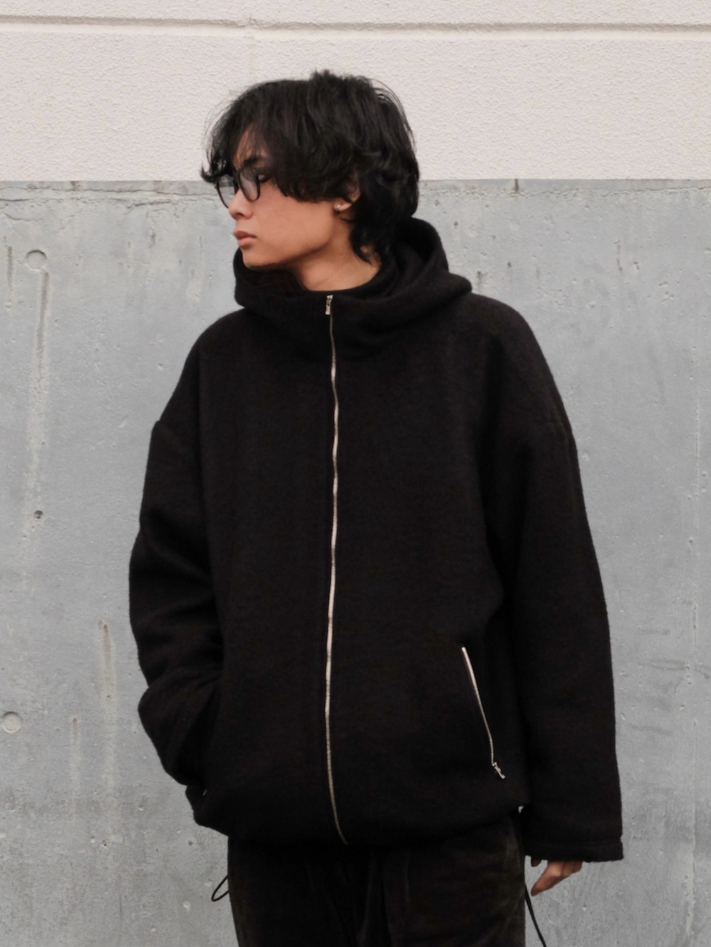 ブラック系のブルゾン、ブラック系のその他パンツ、ブラック系のスニーカーを着用したメンズの冬コーディネートの2枚目の写真