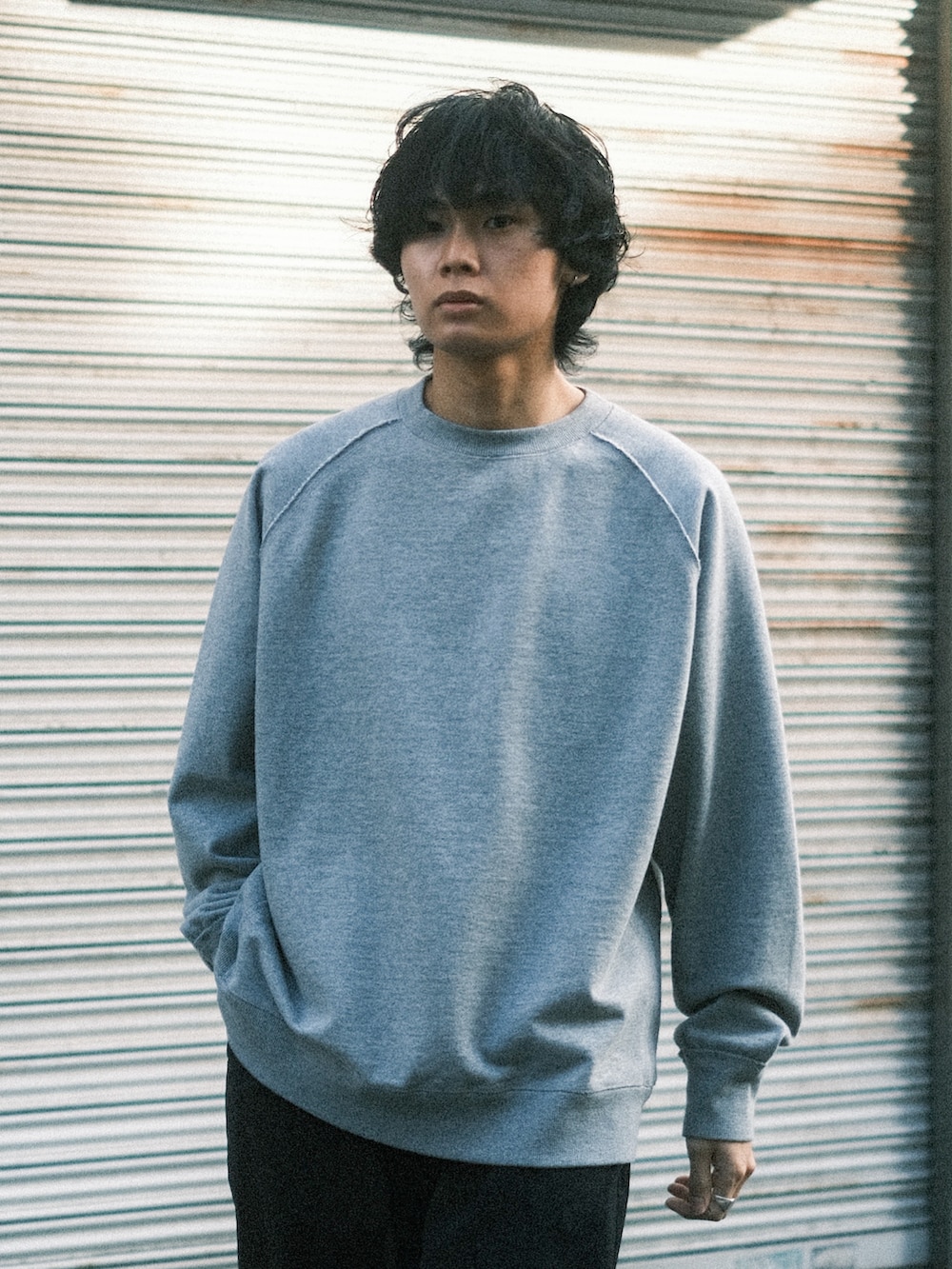 グレー系のスウェット、ブラック系のその他パンツ、ブラック系のブーツを着用したメンズの冬コーディネートの2枚目の写真