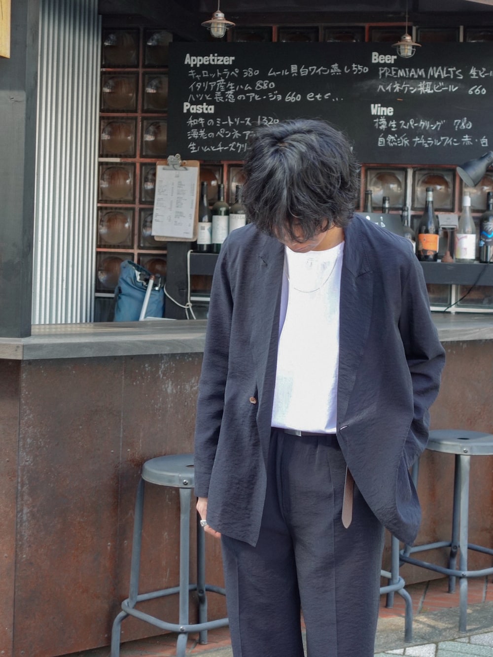 ブラック系のドレスシューズ、ホワイト系のTシャツ/カットソー、ブルー系のテーラードジャケットを着用したメンズの春コーディネートの4枚目の写真