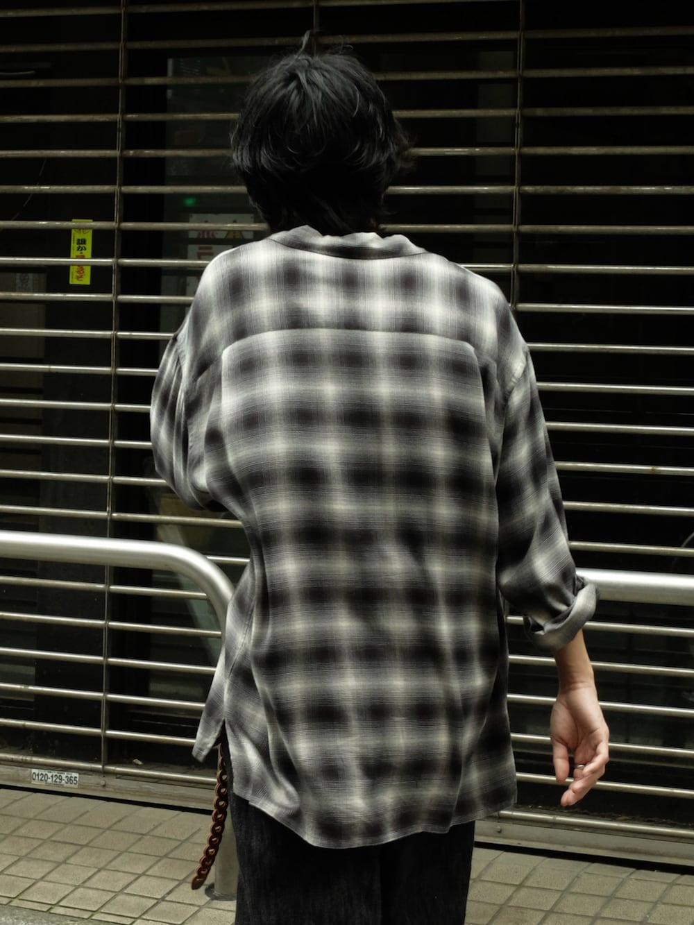 グレー系のシャツ/ブラウス、ブラック系のタンクトップ、ブラック系のデニムパンツを着用したメンズの夏コーディネートの3枚目の写真