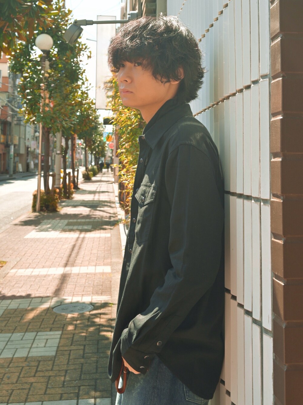 ブラック系のブーツ、ブラック系のシャツ/ブラウス、ブラック系のニット/セーターを着用したメンズの春コーディネートの2枚目の写真