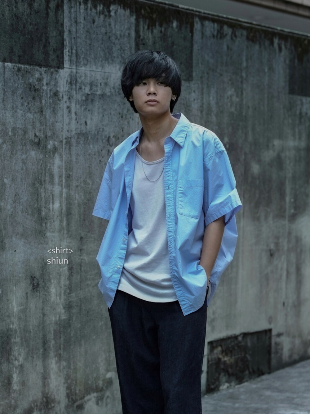 ブルー系のシャツ/ブラウス、グレー系のタンクトップ、ブルー系のデニムパンツを着用したメンズの夏コーディネートの2枚目の写真