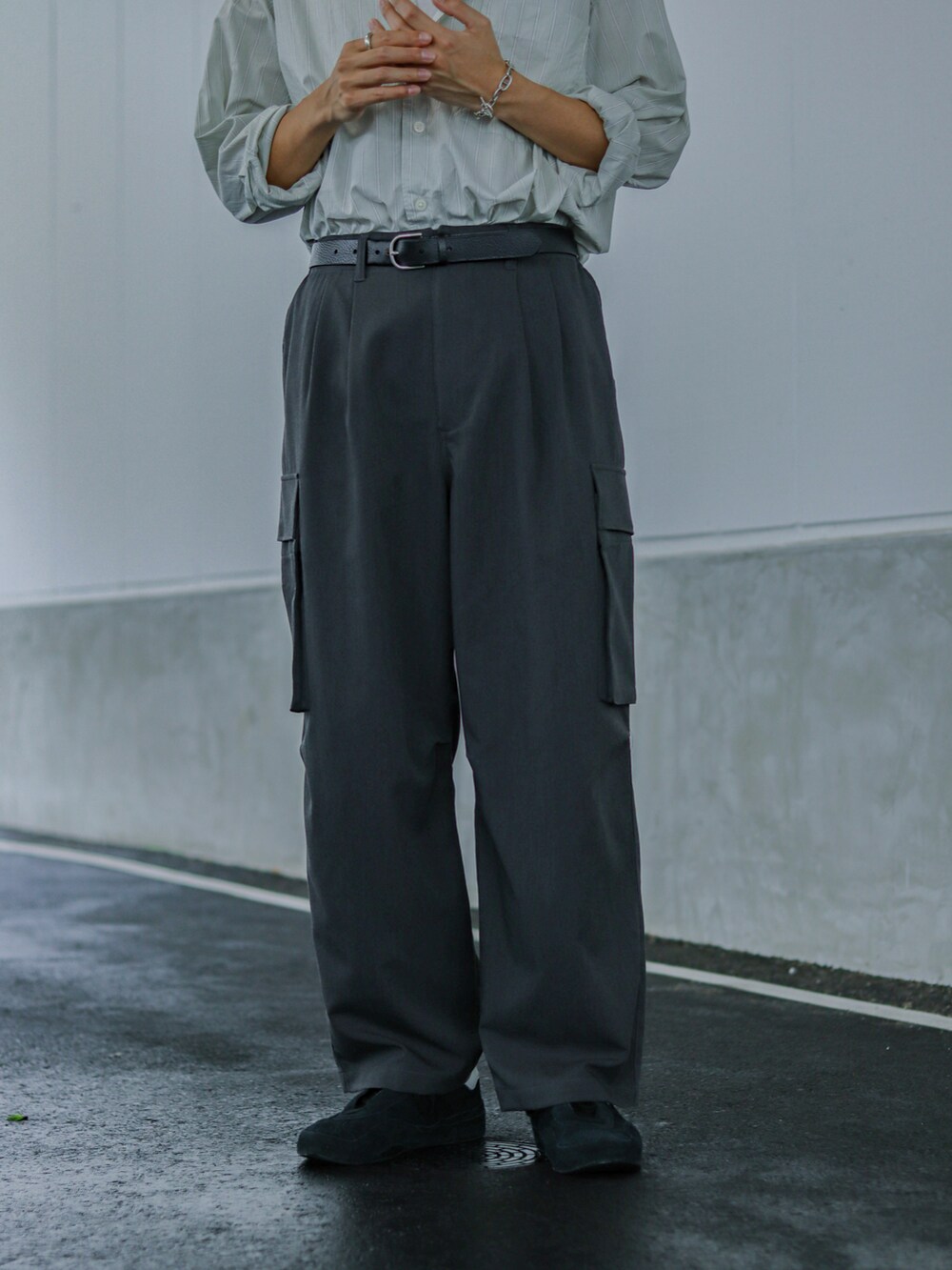 グレー系のカーゴパンツ、グリーン系のシャツ/ブラウス、グレー系のタンクトップを着用したメンズの夏コーディネートの4枚目の写真