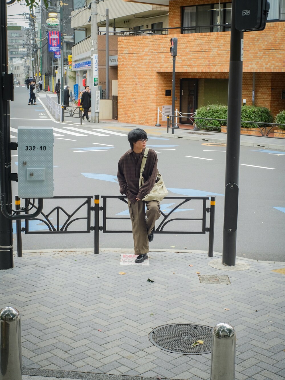 ブラウン系のシャツ/ブラウス、ベージュ系のメッセンジャーバッグ、グリーン系のカーゴパンツを着用したメンズの秋コーディネートの2枚目の写真