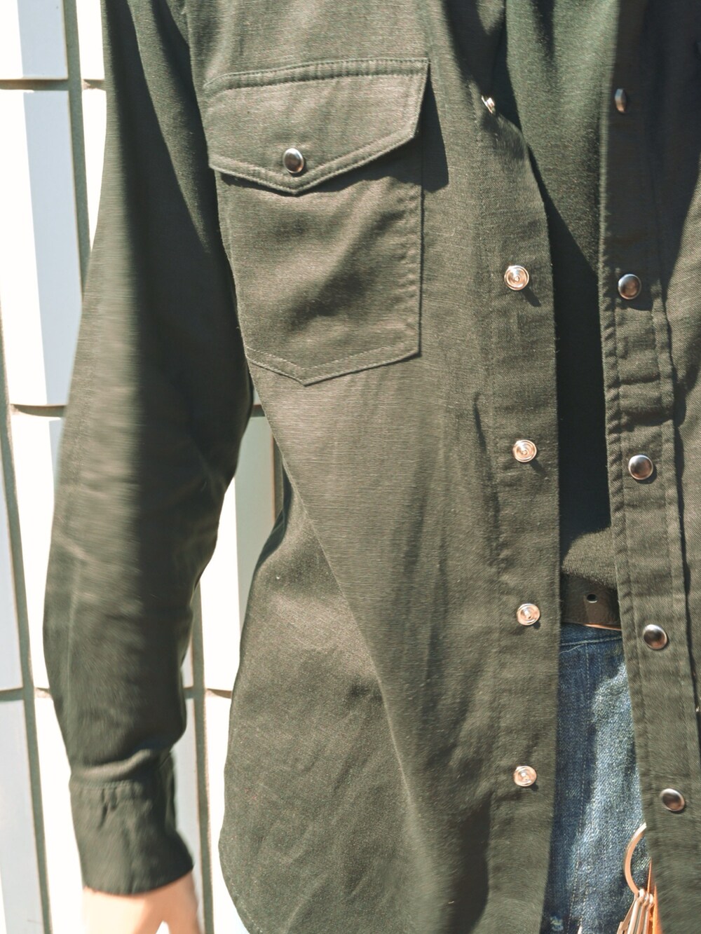 ブラック系のブーツ、ブラック系のシャツ/ブラウス、ブラック系のニット/セーターを着用したメンズの春コーディネートの3枚目の写真