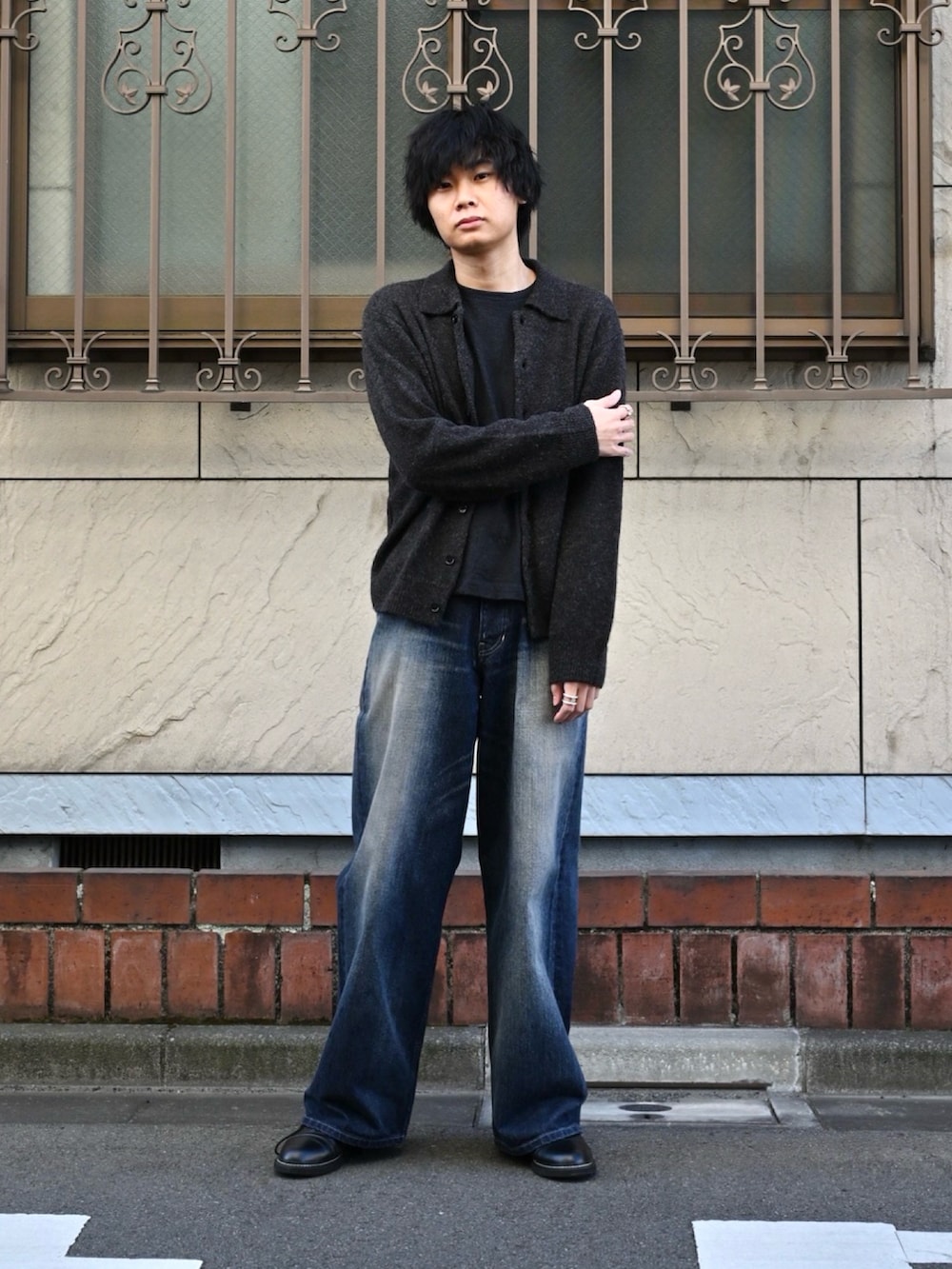 ブラック系のドレスシューズ、ブラック系のカーディガン/ボレロ、グレー系のTシャツ/カットソーを着用したメンズの冬コーディネートの2枚目の写真