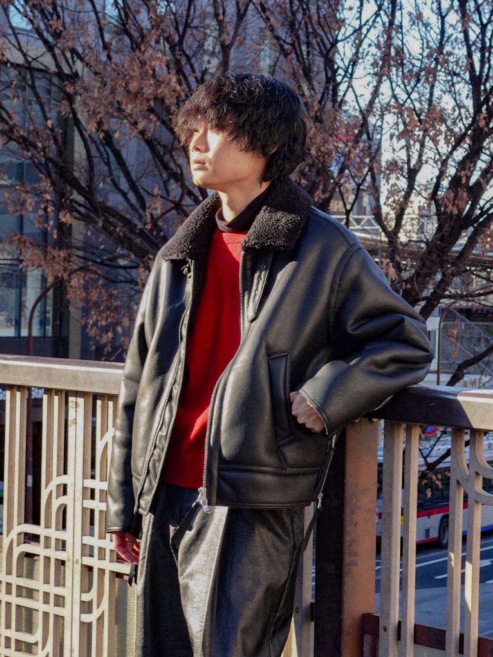 ブラック系のブーツ、ブラック系のブルゾン、ブラック系のスラックスを着用したメンズの冬コーディネートの2枚目の写真