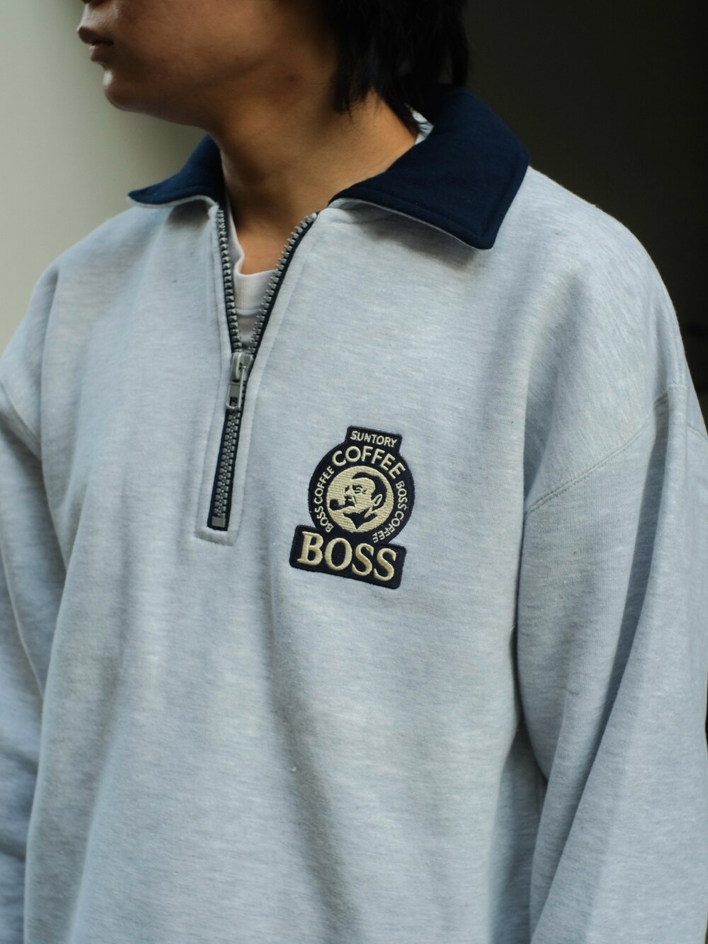 ブルー系のデニムパンツ、グレー系のスウェット、ブラック系のドレスシューズを着用したメンズの秋コーディネートの4枚目の写真