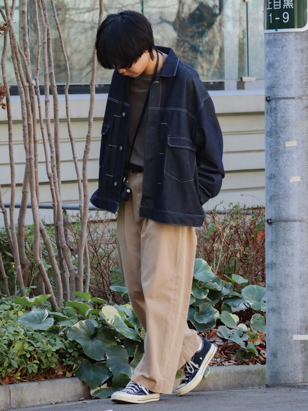 ブルー系のセットアップ、ブラウン系のTシャツ/カットソー、ベージュ系のその他パンツを着用したメンズの春コーディネートの5枚目の写真