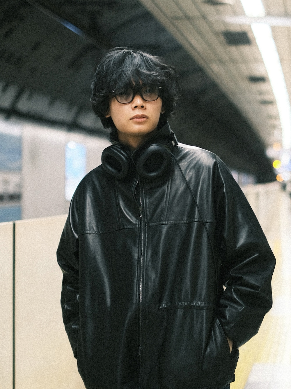 ブラック系のブルゾン、ブルー系のデニムパンツ、ブラック系のスニーカーを着用したメンズの冬コーディネートの2枚目の写真